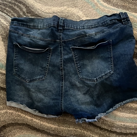 Two pair plus stretch denim shorts - Picture 5 of 6